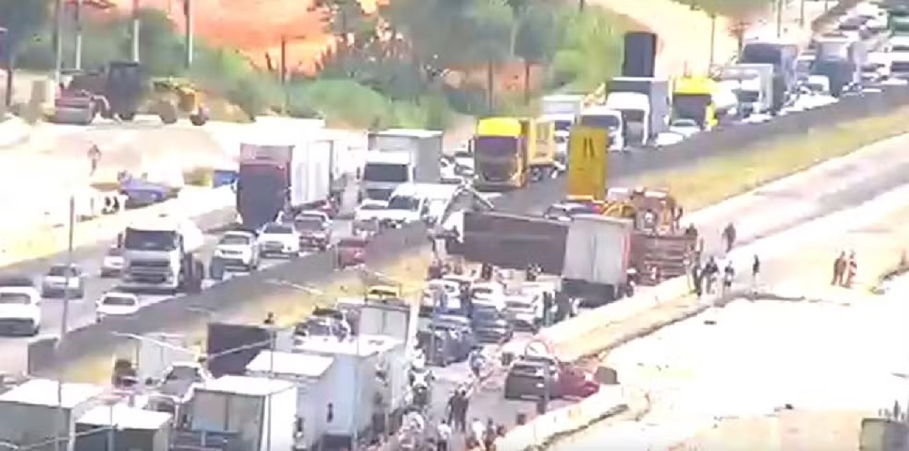 Caminhão tomba na Dutra e interrompe a pista no sentido São Paulo em Jacareí