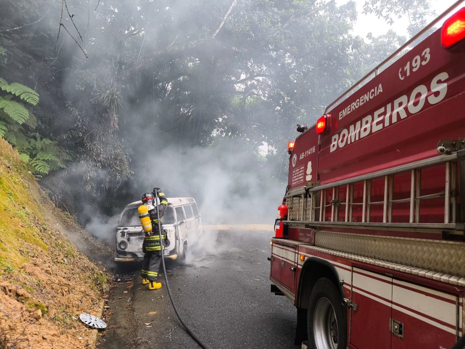 Veículo pega fogo na Serra de Ubatuba e mobiliza Bombeiros