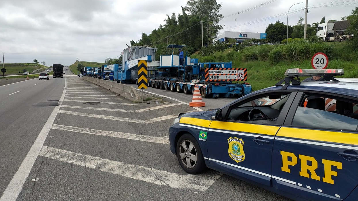 Caminhão de 91 metros exige atenção de motoristas no trecho de Pinda na Dutra