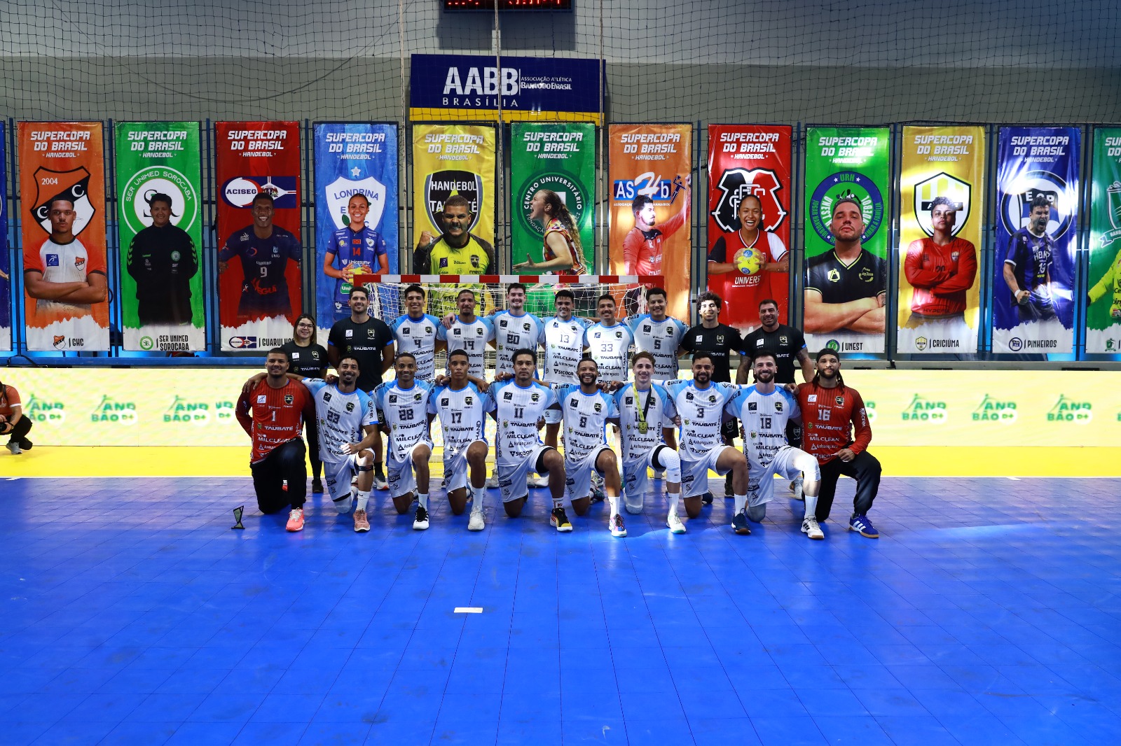 Elenco do Handebol Taubaté que conquistou a Supercopa do Brasil