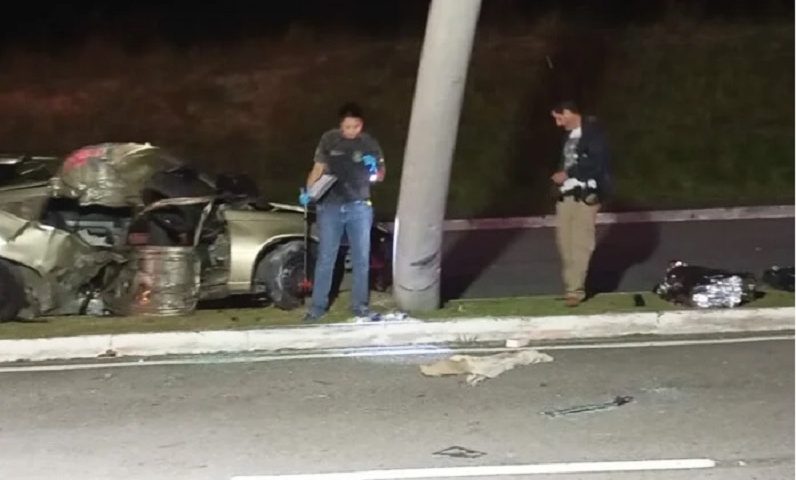 Casal morre após carro colidir contra poste no Jardim da Granja em São José dos Campos