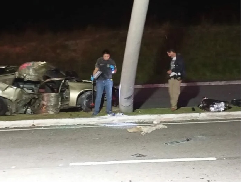 Casal morre após carro colidir contra poste no Jardim da Granja em São José dos Campos