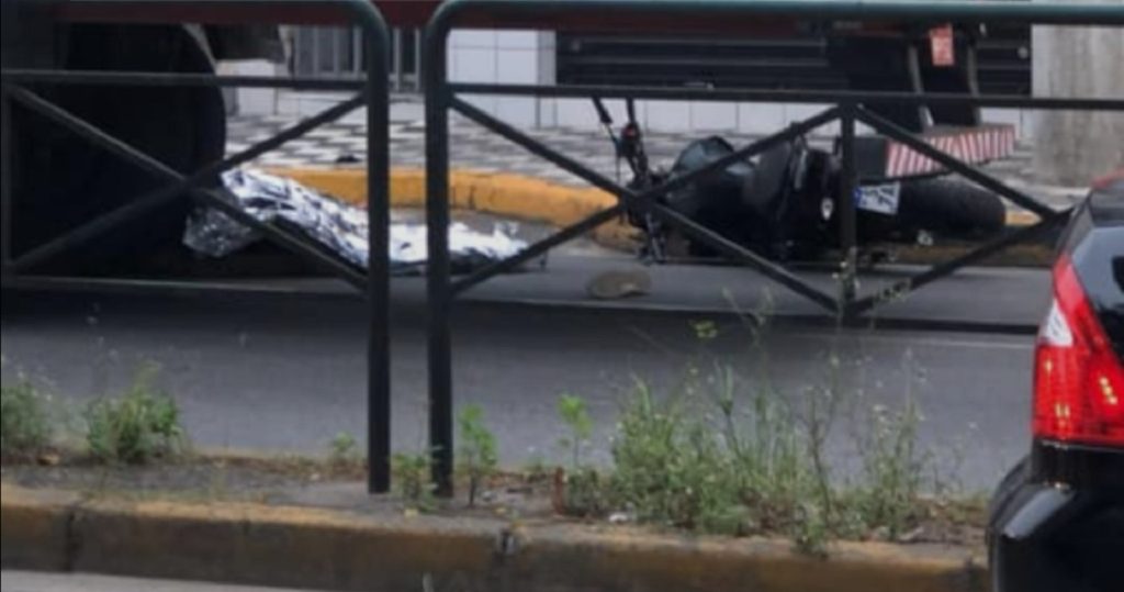 Acidente fatal com moto e carreta trava trânsito no Centro de Jacareí