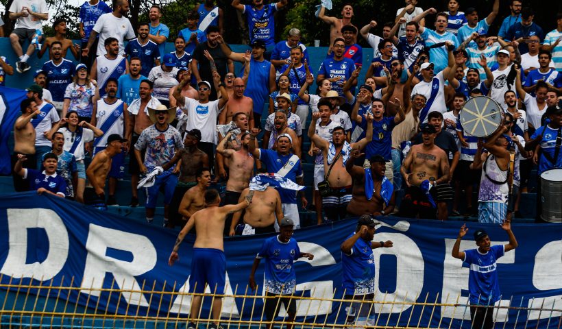 Torcida do EC Taubaté presente no estádio Martins Pereira