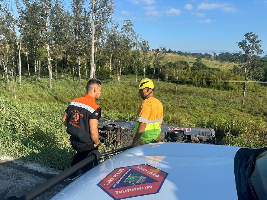 Ônibus cai em ribanceira na Via Dutra, 26 ficam feridos e um adolescente morreu