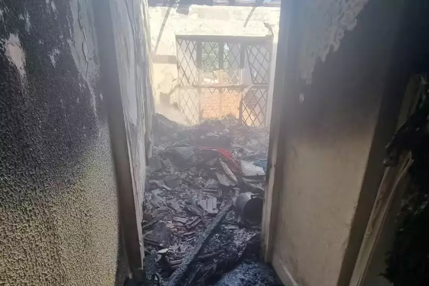 Fogo em casa de Jacareí destruiu grande parte dos pertences da família 