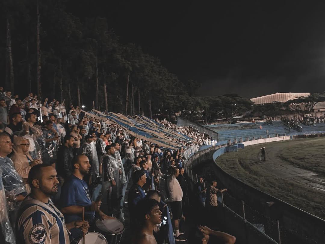 Torcida do São José EC presente no Clássico do Vale no estádio Joaquinzão, em Taubaté