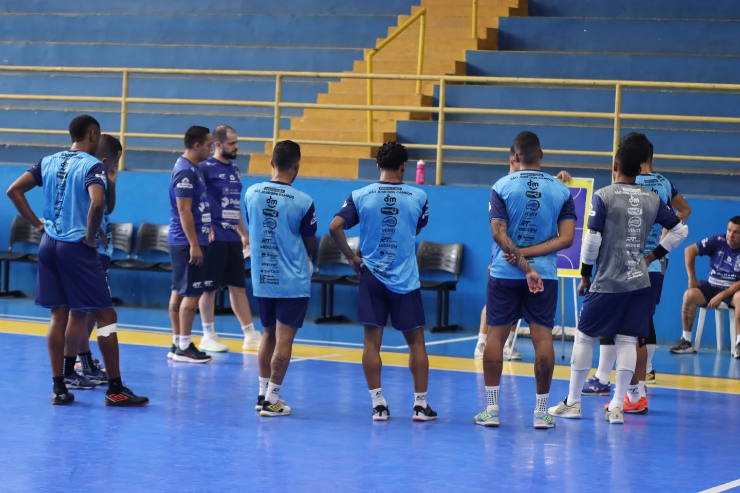 Elenco do São José Futsal durante treinamento no Ginásio do Tênis Clube