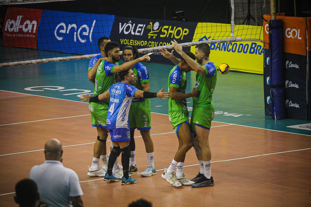 Jogadores do Vôlei São José comemoram vitória sobre o Blumenau em Santa Catarina
