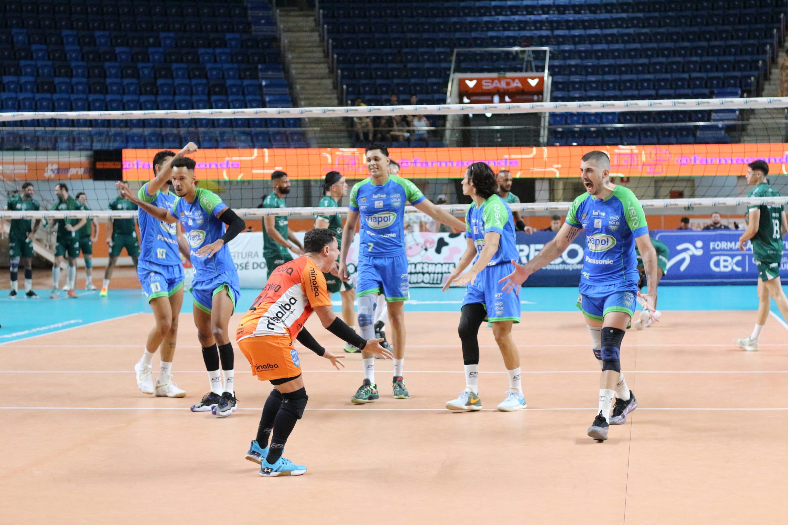 Jogadores do Vôlei São José comemoram grande vitória sobre o Goiás na Farma Conde Arena
