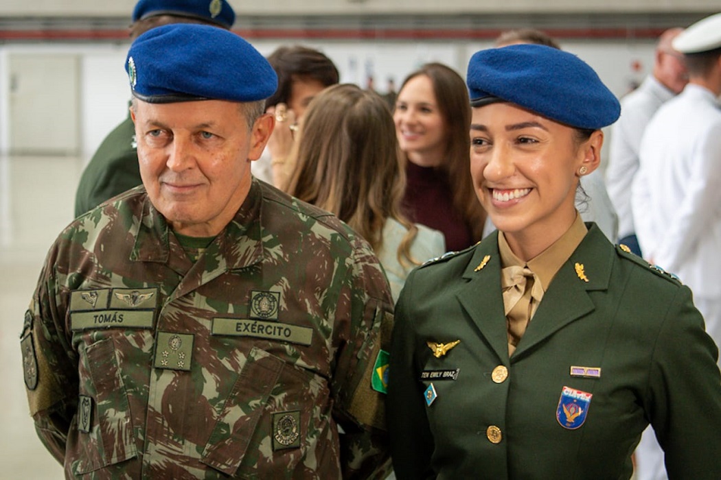 Primeira mulher piloto do Exército vai atuar em Taubaté
