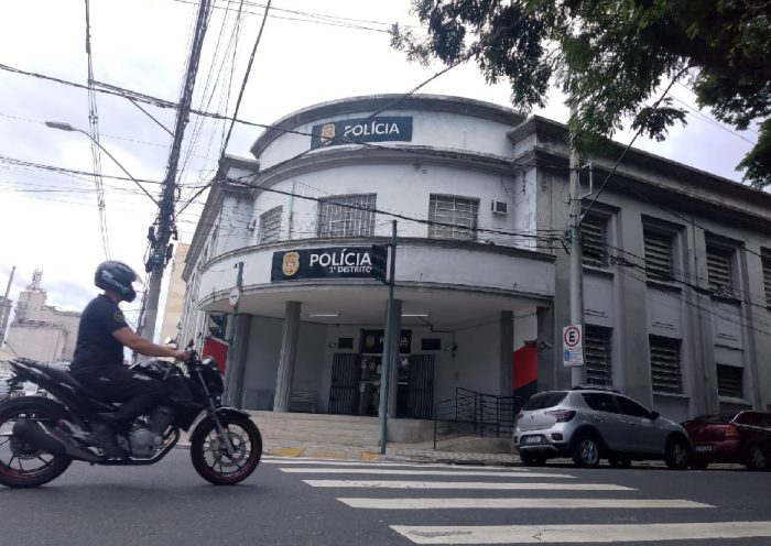 Homem é preso ao tentar vender skate furtado por site de compras