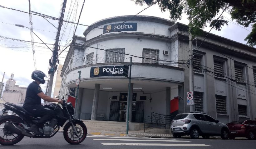 Homem é preso ao tentar vender skate furtado por site de compras