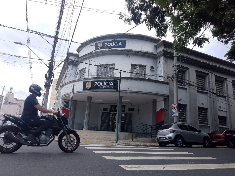Homem é preso ao tentar vender skate furtado por site de compras