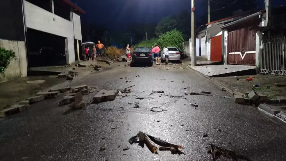 Temporal e fortes ventos derrubam muro e danificam carros em Jacareí