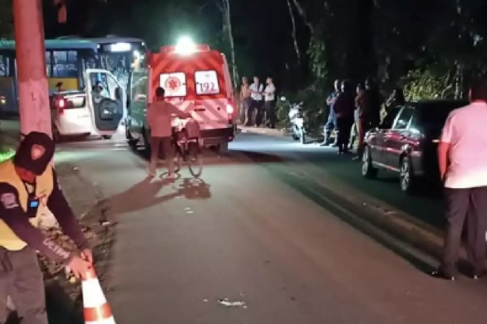Ciclista morre após colisão com ônibus escolar em São Sebastião
