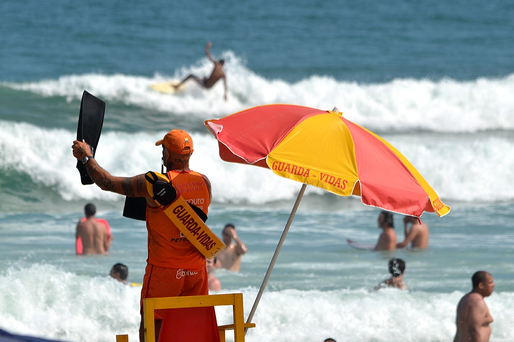 GBMar segue as buscas por jovem surfista que desapareceu no mar de Ubatuba