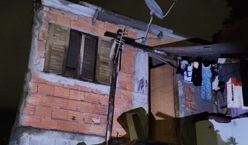 São Sebastião: Família é retirada de casa após chuvas causarem danos estruturais em residência