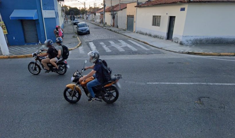Polícia desconfia da atitude de indivíduos e evita roubo de moto em Jacareí