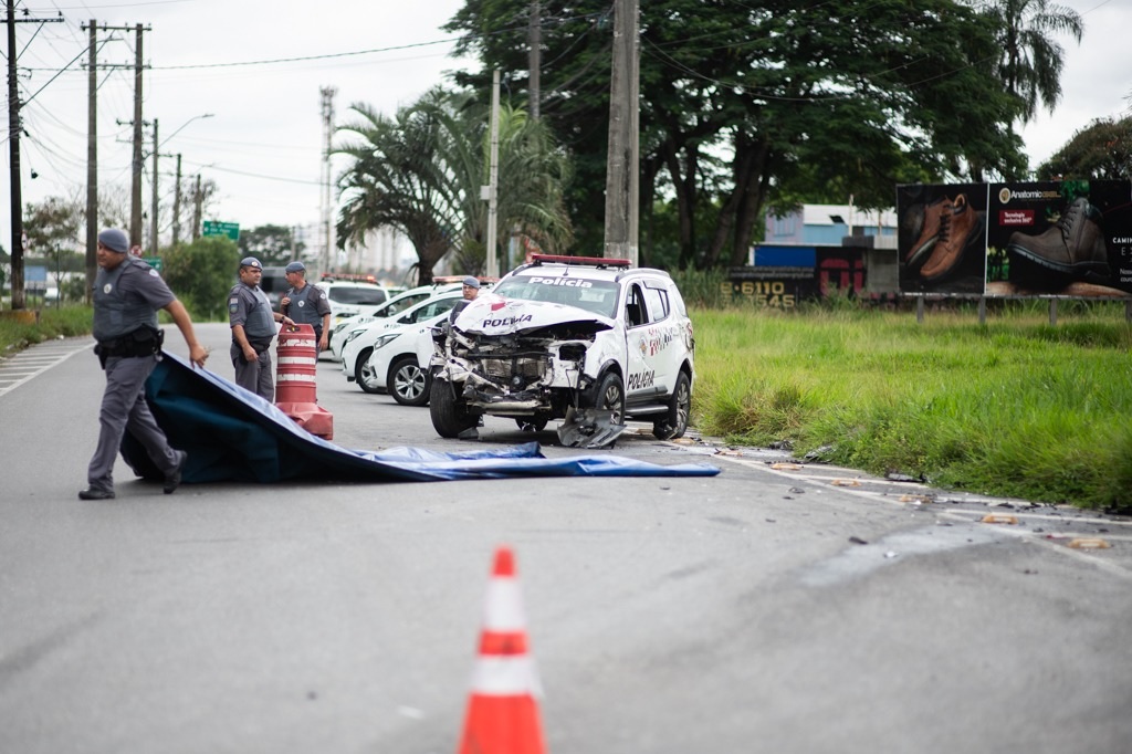 Viatura da PM capota após colisão em Taubaté