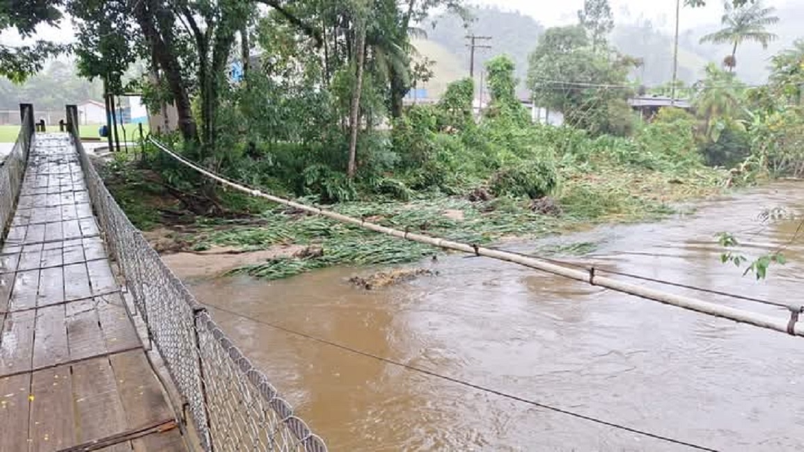 VÍDEO: Temporal causa alagamentos e danifica ponte em Natividade da Serra