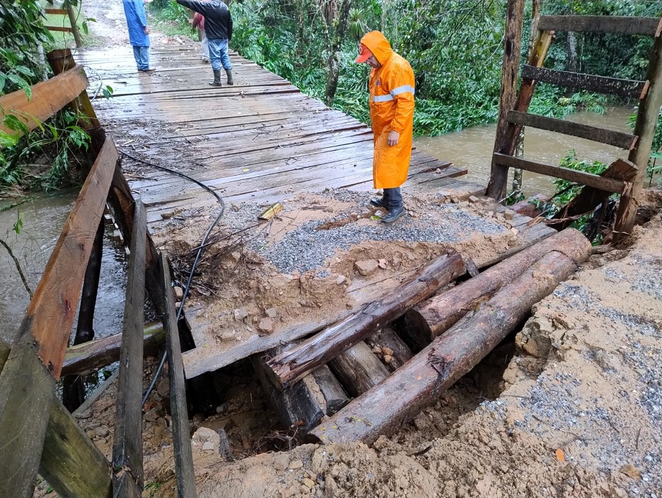 VÍDEO: Temporal causa alagamentos e danifica ponte em Natividade da Serra
