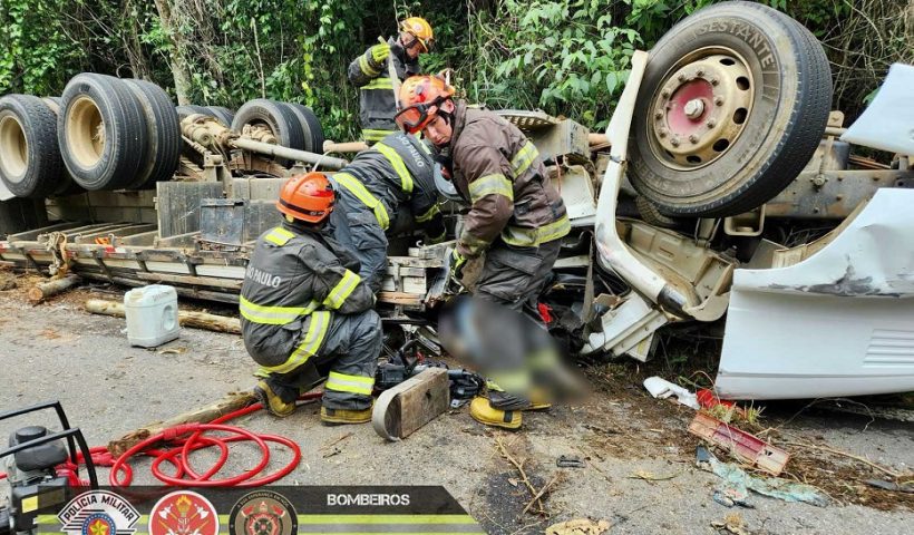 Caminhão carregado com madeira capota e deixa dois mortos em Areias