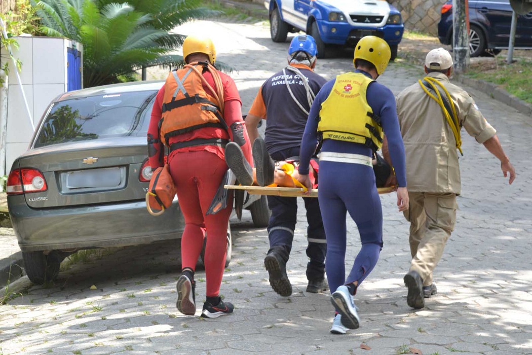 Ilhabela faz simulado de deslizamento para orientar moradores