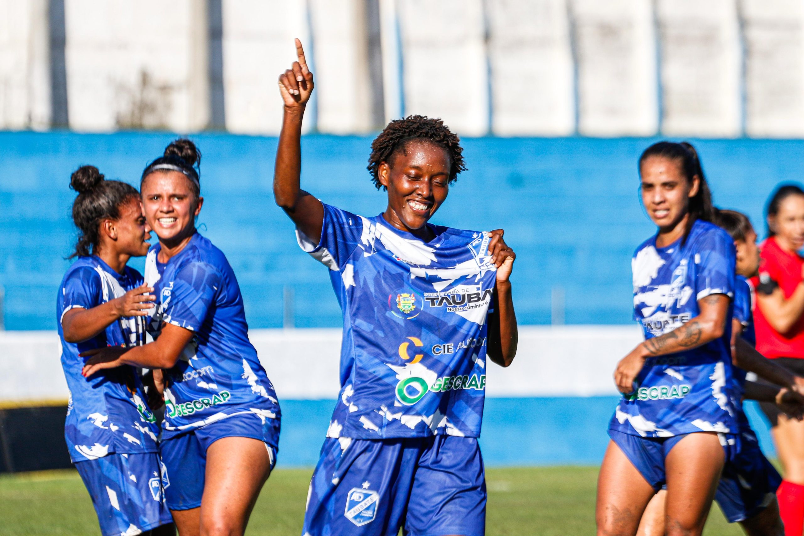 Jogadoras da AD Taubaté comemoram vitória no Clássico do Vale