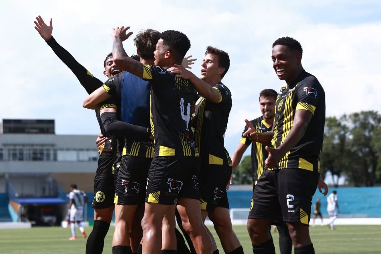 Atletas do Atlético Joseense comemoram vitória sobre o Taquaritinga no Martins Pereira