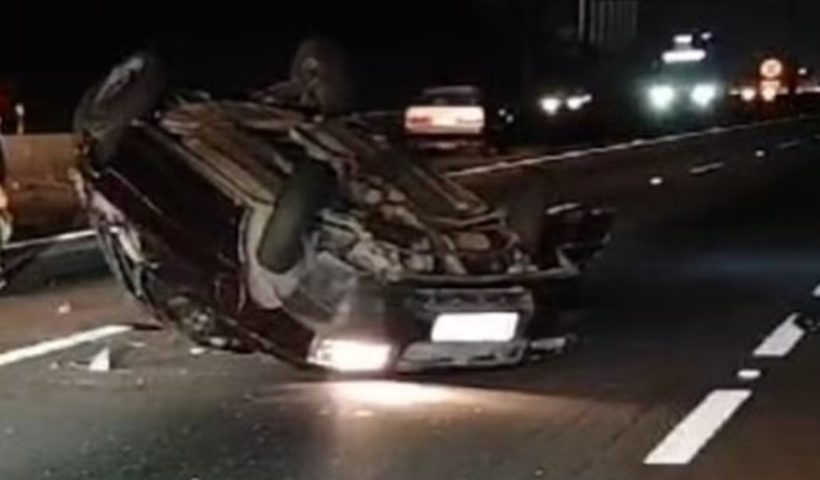 Homem morre e mulher fica ferida em capotamento na Dutra, em SJC