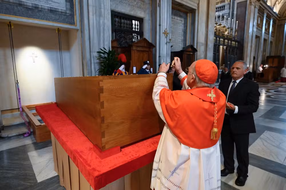 Corpo de Papa Francisco é sepultado dentro da basílica Santa Maria Maggiore, em Roma. Foto: Vatican Media/Divulgação