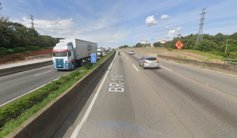 Colisão entre caminhão e carro causa capotamento na Dutra, em SJC; mulher fica ferida