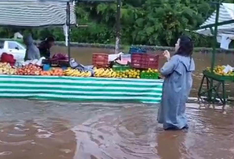 VÍDEO: Feira livre de Campos do Jordão é alagada após fortes chuvas