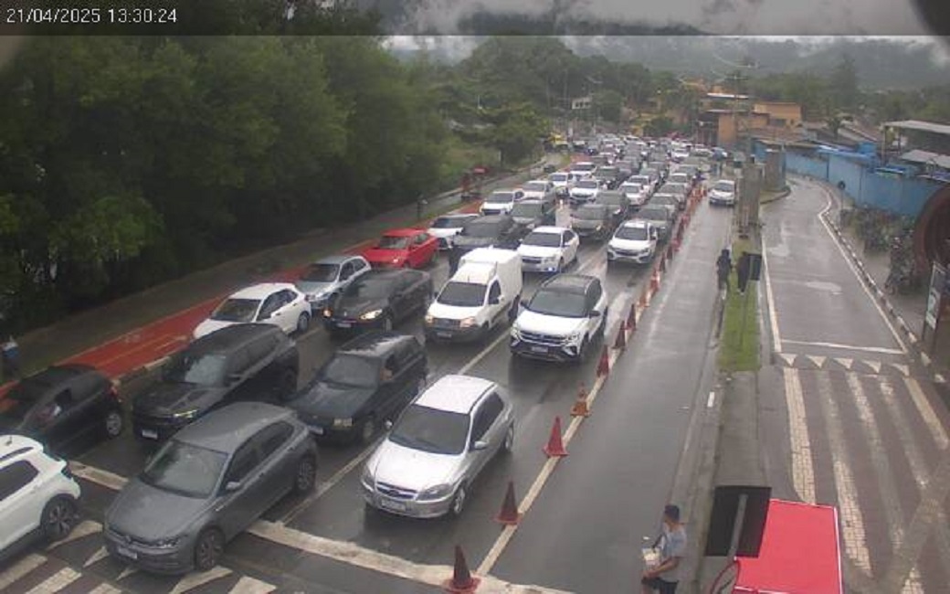Turistas enfrentam 4 horas de fila para deixar Ilhabela