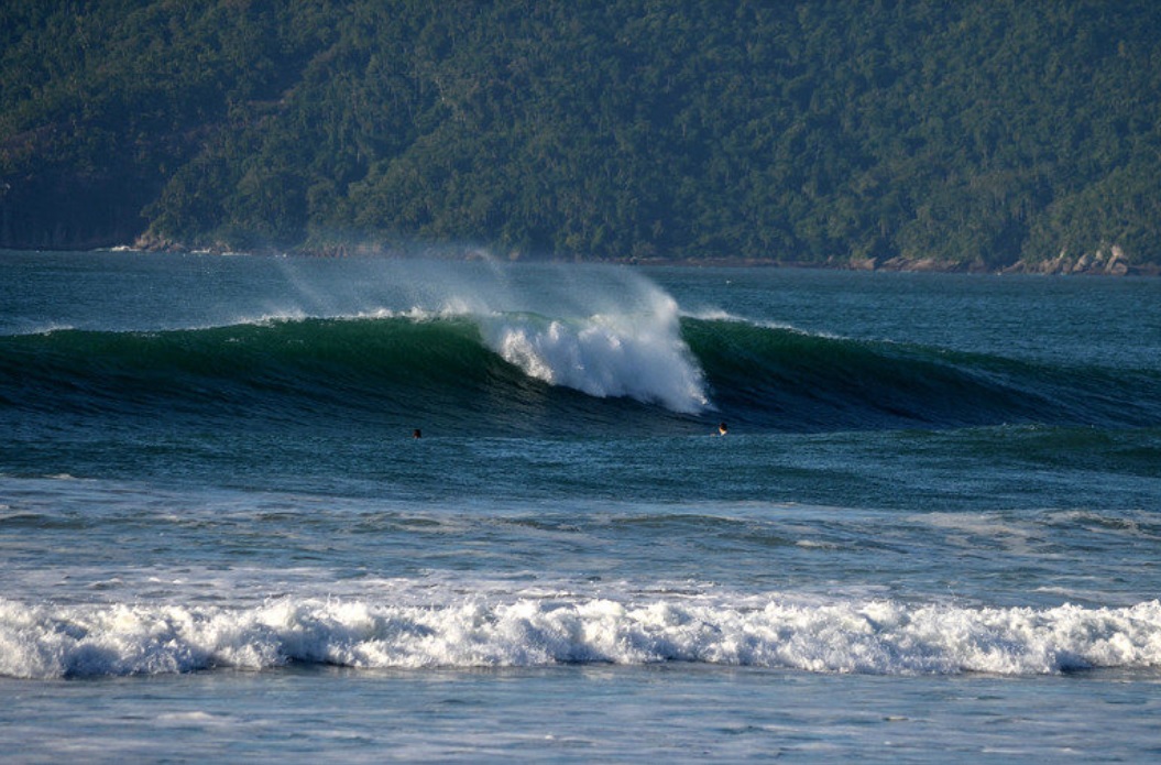 Bombeiros retomam buscas por surfista de 17 anos desaparecido no mar de Ubatuba