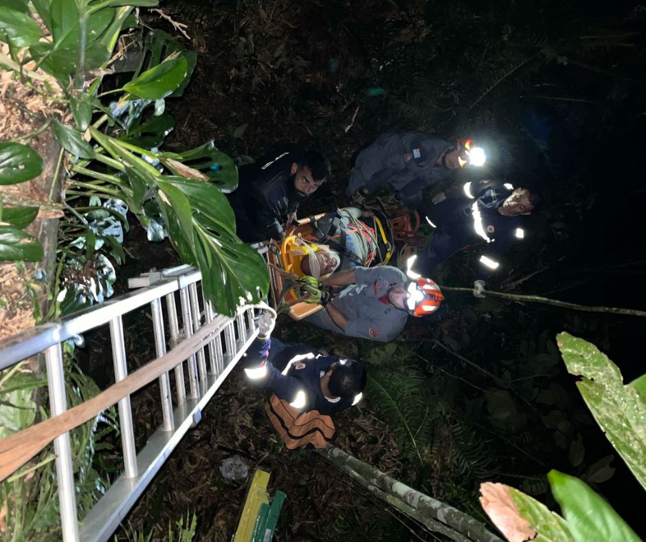 Motociclista sobrevive após cair 10 metros de altura em ribanceira na Rio-Santos
