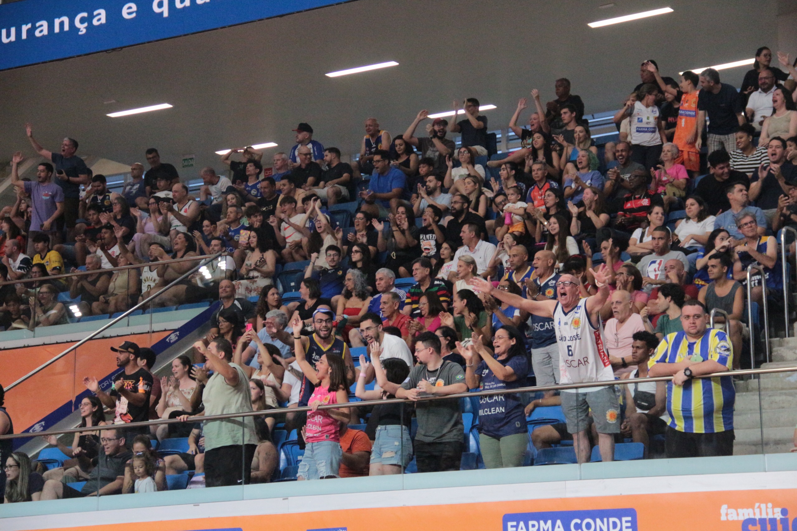 Torcida do São José Basketball na Farma Conde Arena