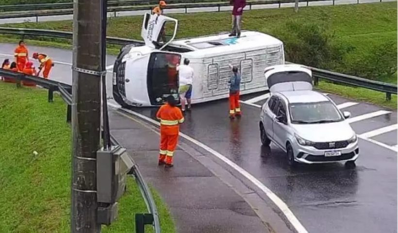 Van da Urbam capota e deixa quatro feridos em São José dos Campos