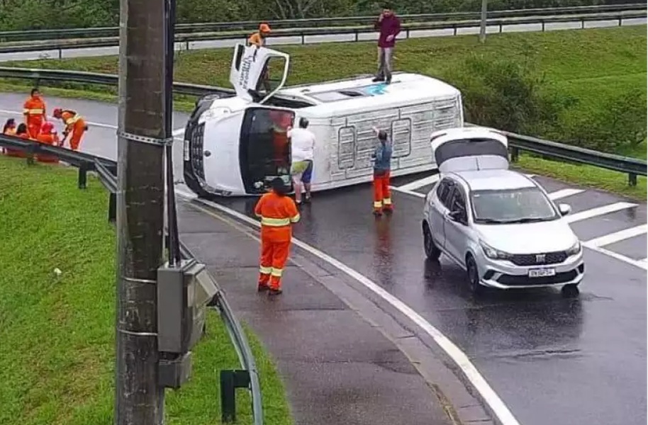 Van da Urbam capota e deixa quatro feridos em São José dos Campos