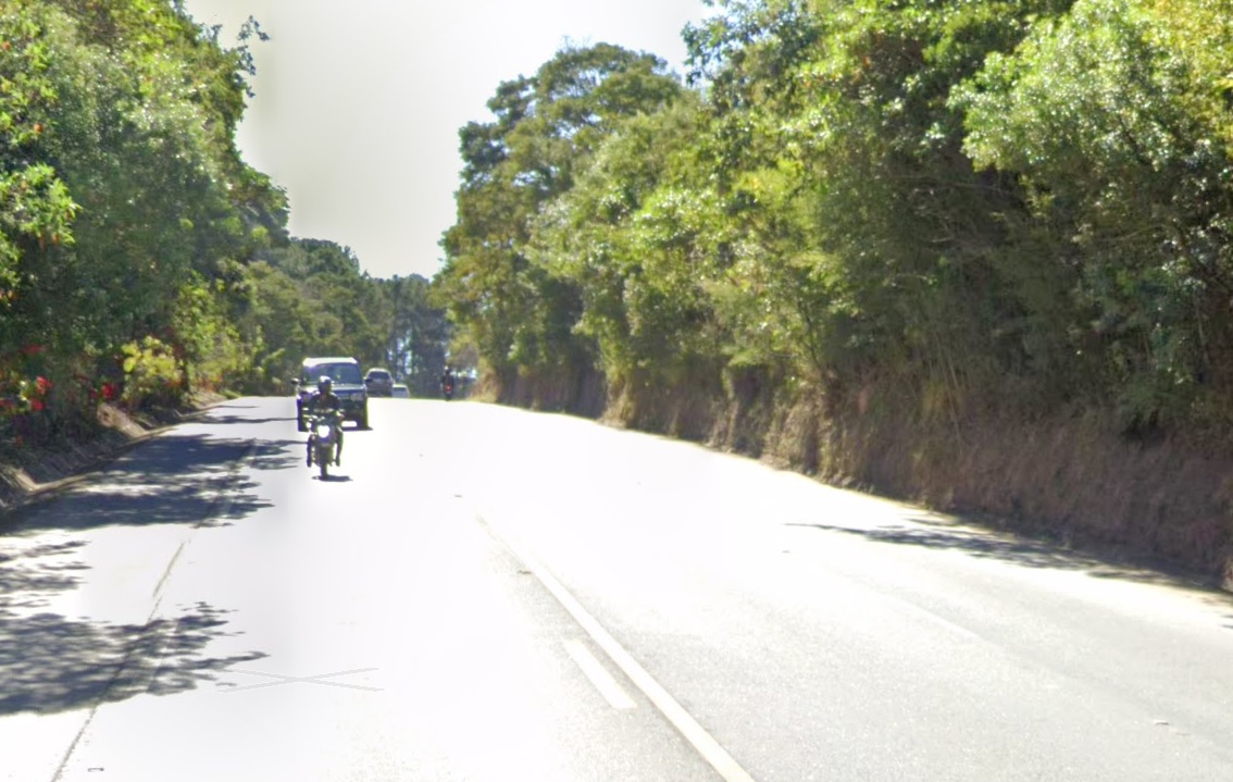 Motociclista morre após bater contra barranco durante retorno irregular em Guaratinguetá