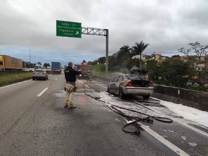 Carro pega fogo na Via Dutra e fica completamente destruído