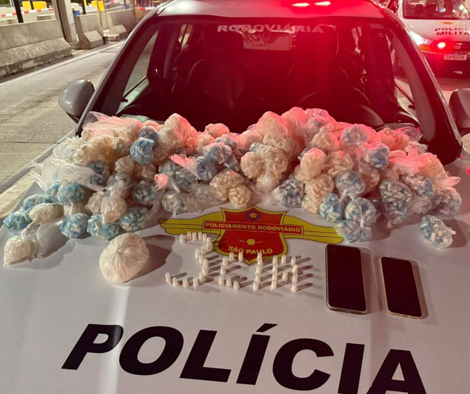 Dupla é presa com 7,5 mil pinos de cocaína em abordagem na Tamoios