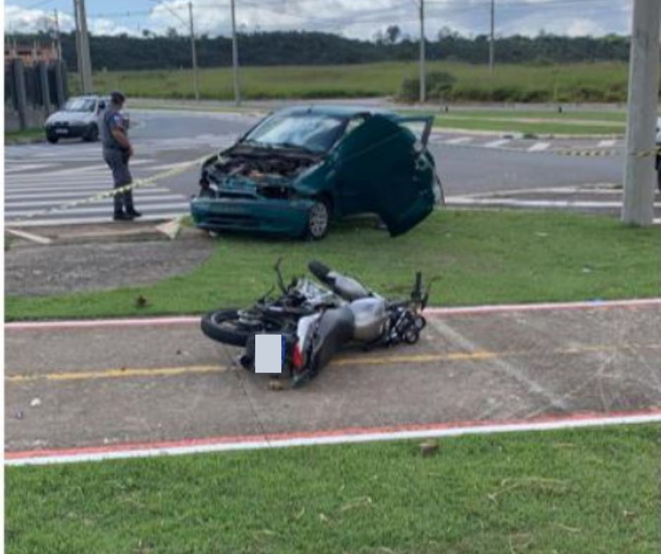 Motociclista de 26 anos morre em acidente entre carro e moto na Zona Leste de São José