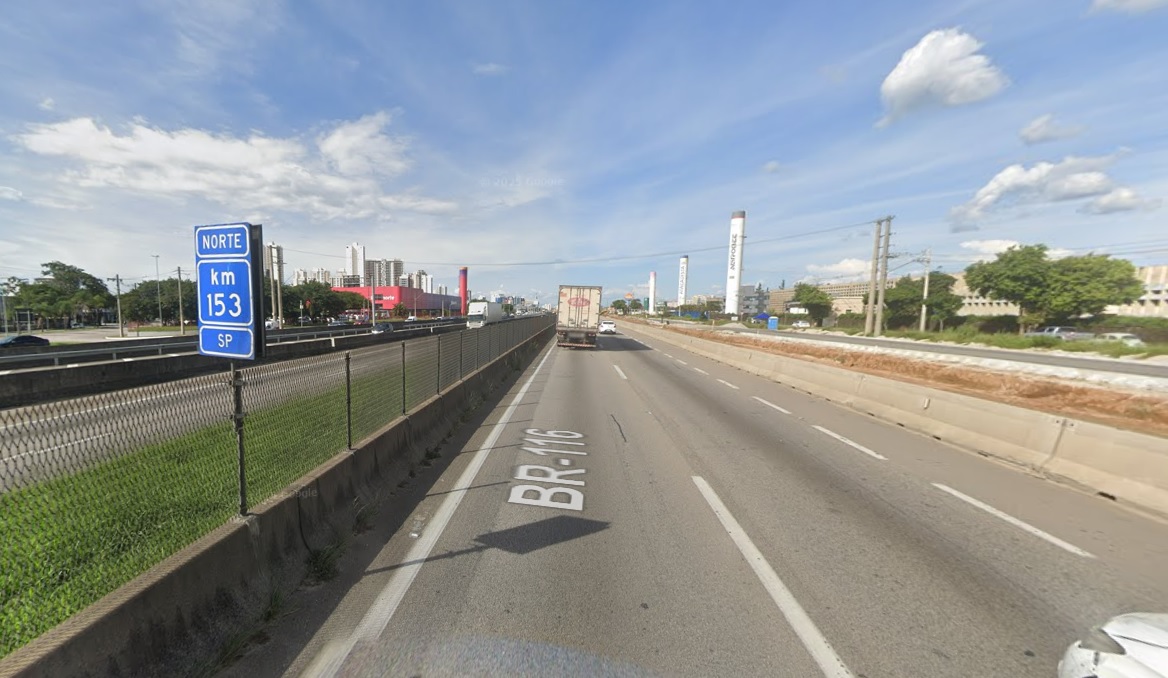 Motociclista morre após acidente com carro e caminhão na Dutra em SJC