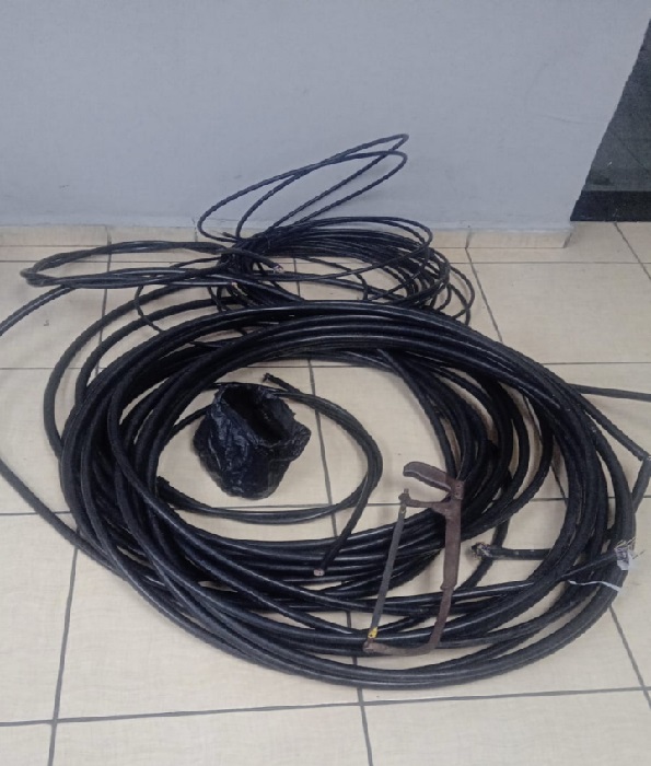 Trio é preso por furto de fios em Taubaté