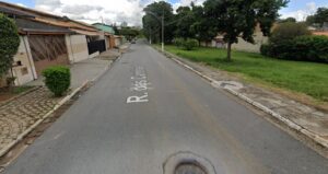 Policial reage com arma de fogo após ser agredido em praça de Taubaté