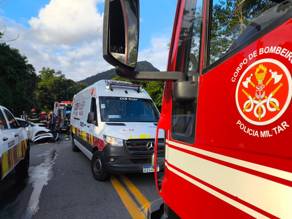Motorista morre após bater em ônibus na Rio-Santos em Ubatuba