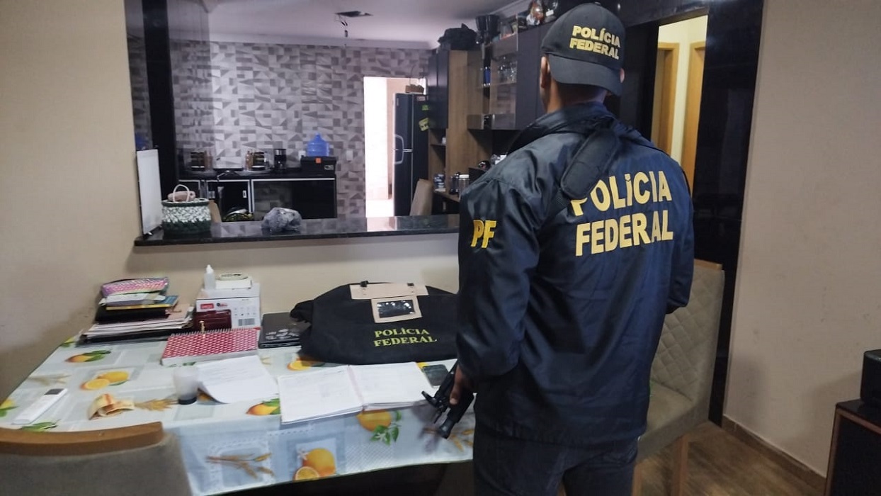 PF encontra armas desviadas da Argentina em caminhão no Vale