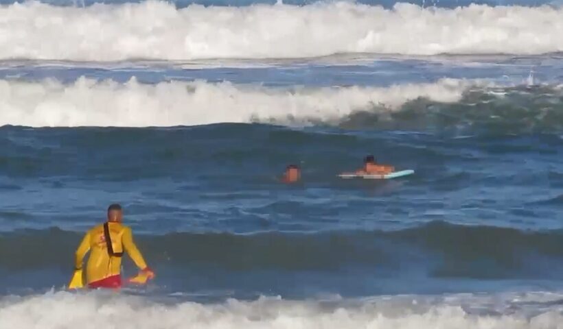 VÍDEO: Bombeiro salva adulto e criança de afogamento em Ubatuba
